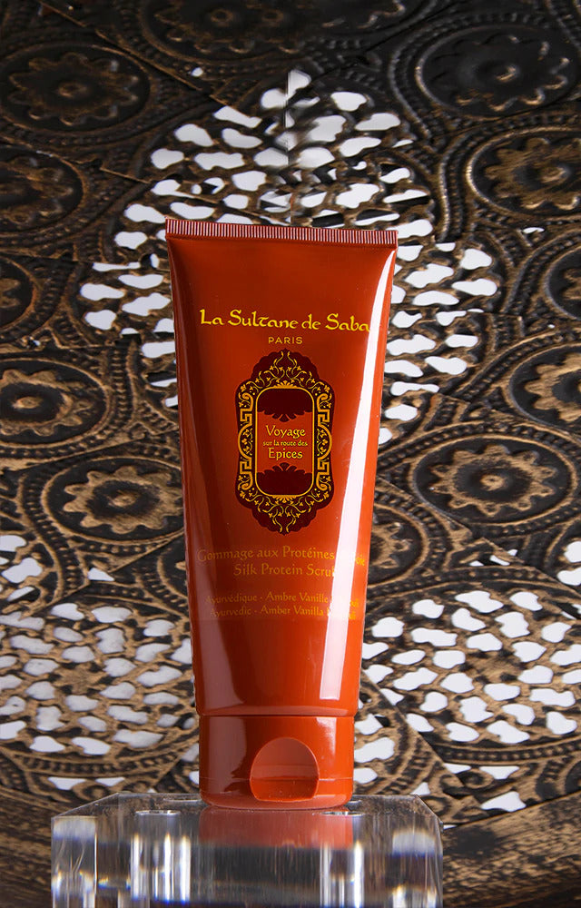 La Sultane de Saba Oriental Ayurvedic Scented Scrub – gintaras, vanilė, pačiulis – šilko baltymų kūno šveitiklis 200g